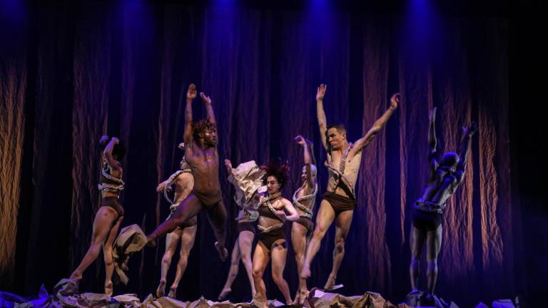 El grupo brasileño Giro8 participa en el Festival Internacional de Danza José Limón.