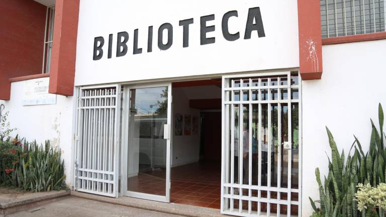 Doce bibliotecas de la Red Estatal sufrieron daños por el paso del huracán Nora por Sinaloa.