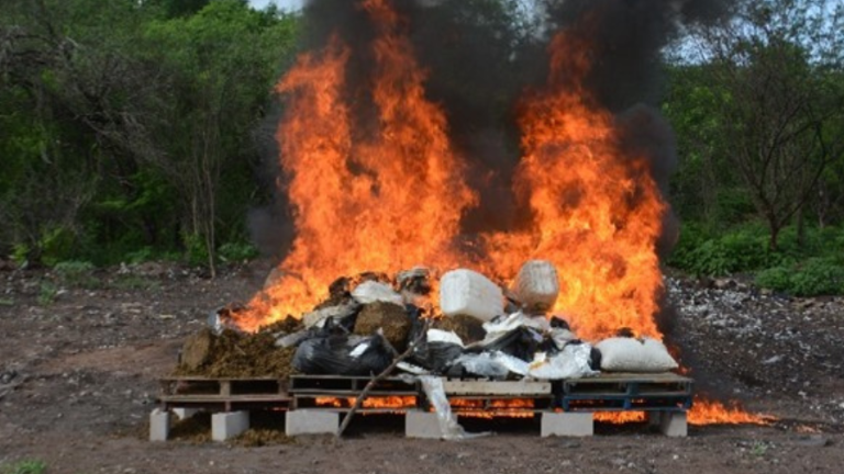 La FGR incineró más de 500 kilos de droga en Culiacán, como parte de procesos federales en curso.