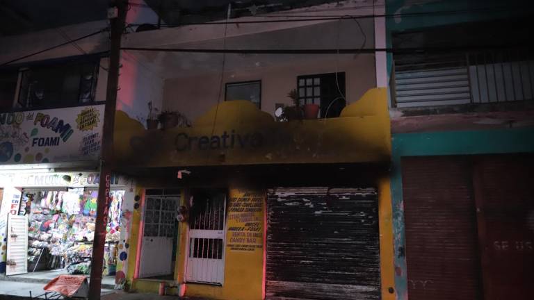 Bomberos de Mazatlán trabajaron por más de media hora para sofocar las llamas que consumieron un negocio de artículos para fiestas en el Centro.