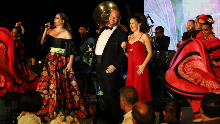 Sara Colcombe, Iván Valdez y Marisol Calles cierran el espectáculo sinaloense.