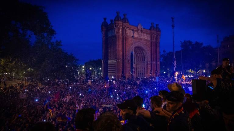 Barcelona festeja ante miles de aficionados.