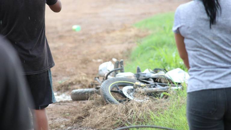 Elementos del Ejército Mexicano aseguraron un arma y una motocicleta tras repeler una agresión durante un operativo terrestre en El Rosario.