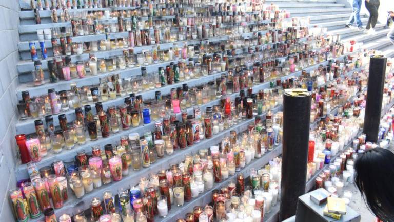 Entrada al templo de la Lomita donde feligreses conmemoran a la Virgen de Guadalupe.