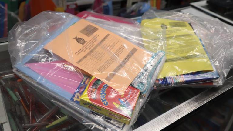 Tiendas de uniformes y papelerías se preparan para recibir a padres de familia durante el inicio del canje este 4 de agosto.