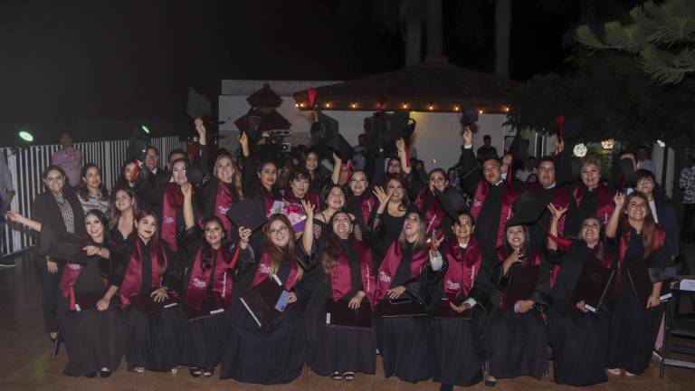 Los graduados celebraron su logro.