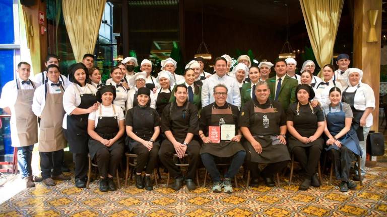 Personal de Cayenna festeja ser otra vez uno de los 250 mejores restaurantes de México.