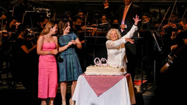 Elena Poniatowska baila al ritmo de “Las mañanitas”, interpretadas por la Orquesta Escuela Carlos Chávez.