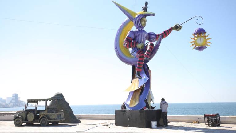 Este lunes se colocaron tres monigotes más en el Malecón de Mazatlán.