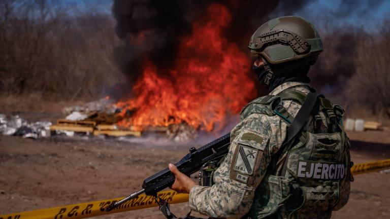 La Fiscalía General de la República incinera drogas y otros objetos de delito en Culiacán.