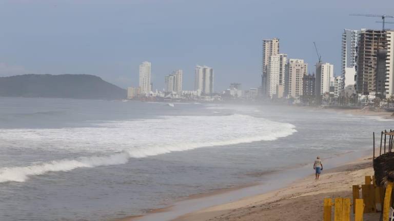 La costa de Mazatlán registra actualmente la presencia de mar de fondo y corrientes de retorno.