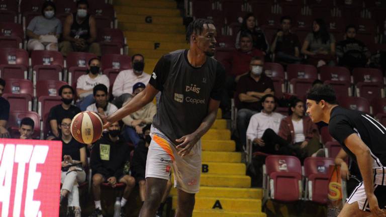Kerwin Smith se desempeña como pívot.