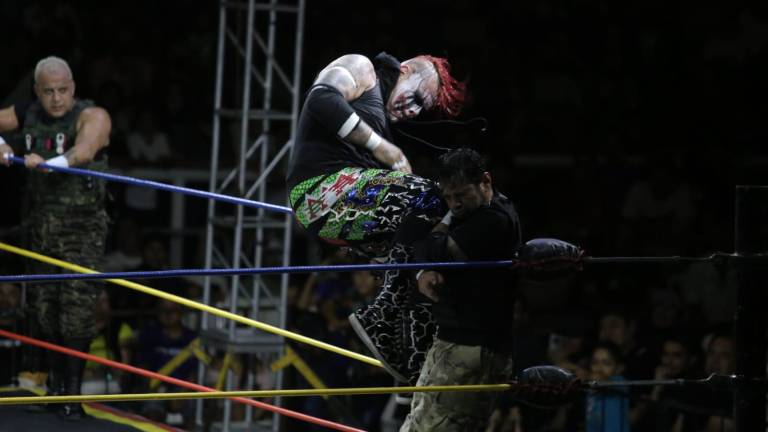 Rodillazo de Pagano sobre Tito Santana.
