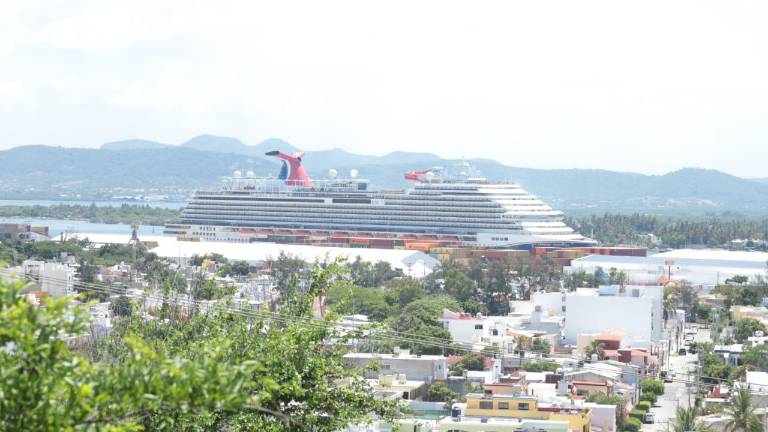 Llega a Mazatlán el crucero turístico Carnival Panorama.