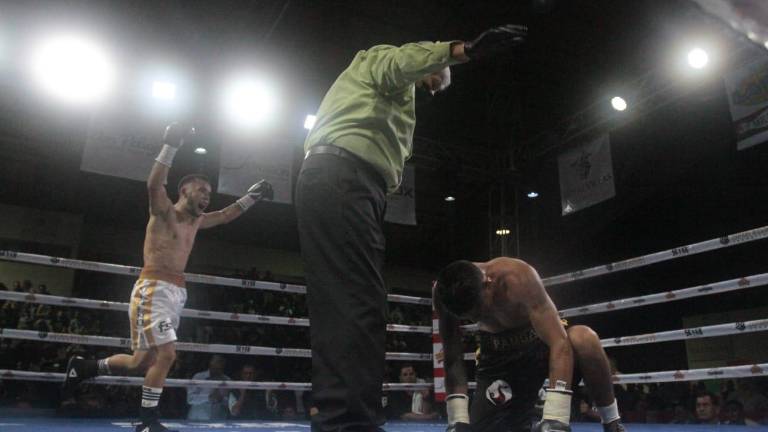 Jesús “Veneno” Aréchiga celebra su triunfo sobre el mexiquense José “Pamba” Valdez.