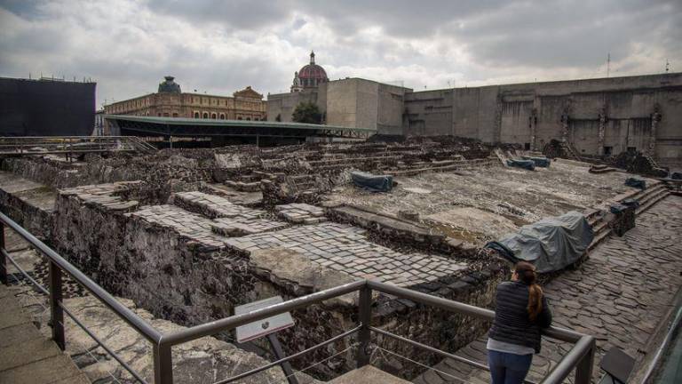 Una mujer visita los restos del Templo Mayor, en la Ciudad de México.