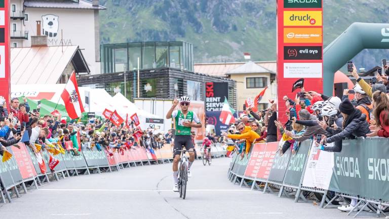 Isaac del Toro gana su tercera etapa consecutiva en el Tour de Austria.