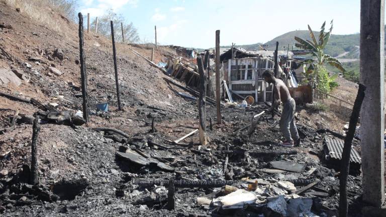 El incendio registrado la madrugada del 25 de diciembre dejó a cuatro trabajadores sin nada.