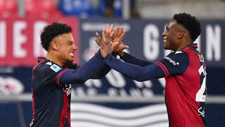Jugadores del Bolonia celebran el triunfo logrado sobre el Torino.