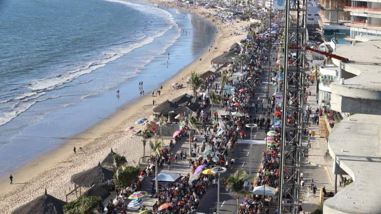 Miles de personas disfrutan del primer desfile del Carnaval de Mazatlán 2025 por el malecón.