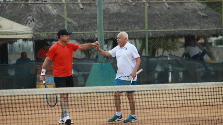 Jorge Medrano y Rosario Cota se felicitan por su triunfo.