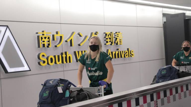 Llegada a Japón del equipo australiano de softbol.