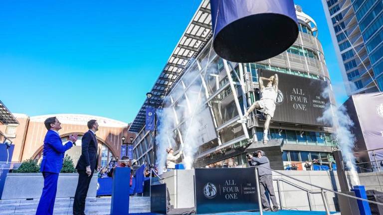 Dirk Nowitzki observa la estatua que los Mavericks develaron en su honor.
