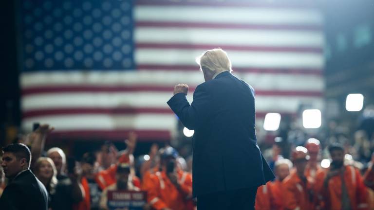 Donald Trump emite una orden ejecutiva que limitará el ingreso de extranjeros a Estados Unidos.