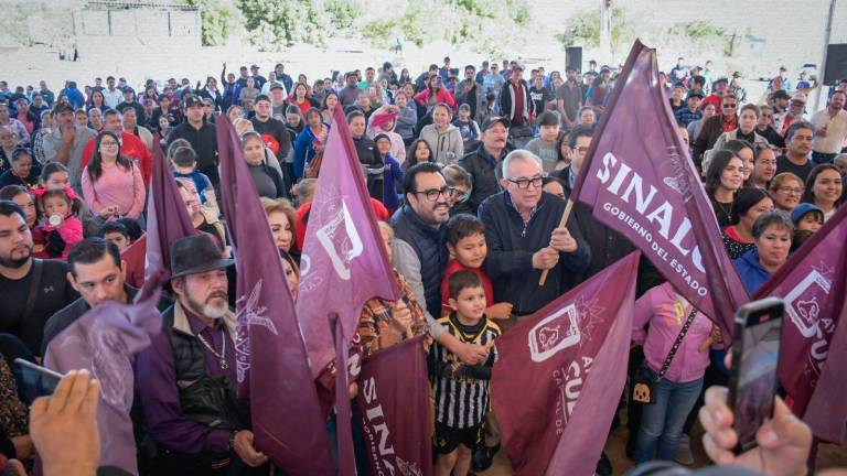 Rubén Rocha Moya y Juan de Dios Gámez encabezan el banderazo de inicio de la obra.