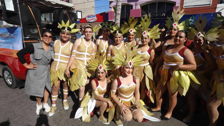 La Comparsa de Exhibición Corte Barraco de Danzare Studio participa en el desfile.