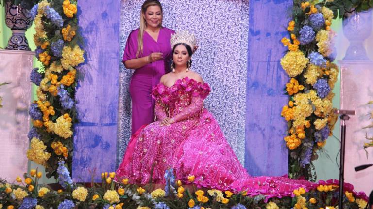 Anabel I fue coronada como Reina de la Feria de la Primavera en Rosario.