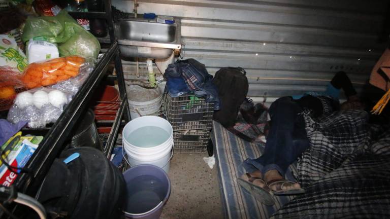 Viven en cuarterías sin ventanas y comparten baño con desconocidos