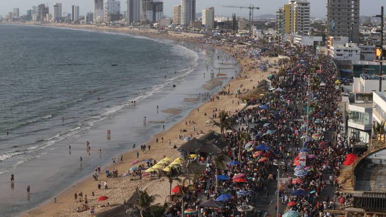 El desfile inició en el Monumento al Pescador cerca de las 17:00 horas.