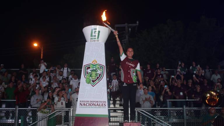 La beisbolista Ashley María Armenta Ruiz fue la encargada de encender el pebetero.