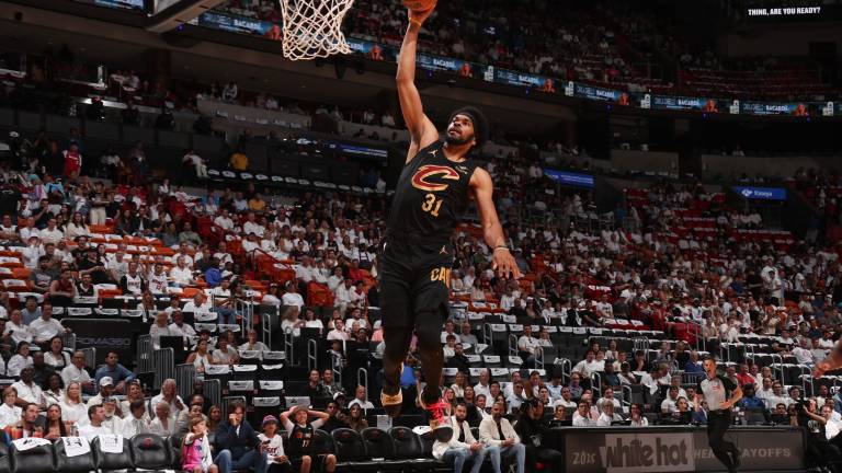 Jarrett Allen tuvo un aporte ofensivo importante con 14 puntos, 12 rebotes y seis robos para los Cavaliers.