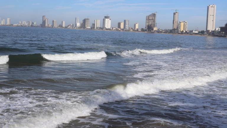 Debido al oleaje y al viento, en Mazatlán fue restringida la navegación a embarcaciones menores.