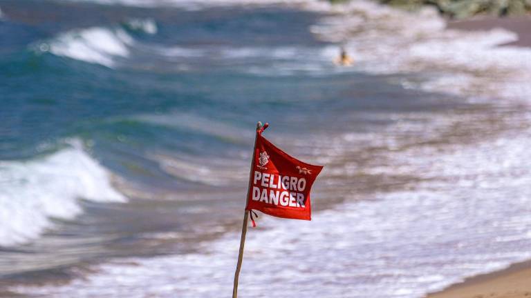 Exhortan a bañistas a extremar precauciones por la presencia de mar de fondo este fin de semana.