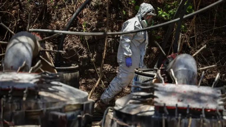 Desmantelamiento de un laboratorio de drogas por parte del Ejército Mexicano en la sierra de Sinaloa.