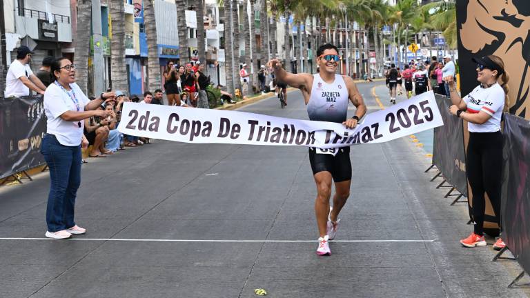 José Luis Zazueta llega triunfante a la meta.