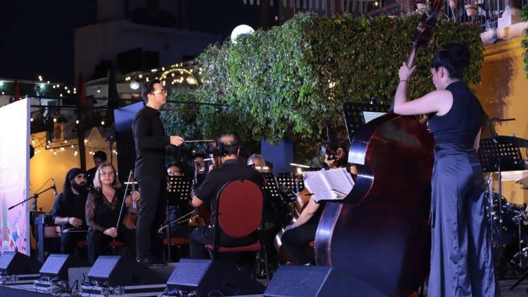 La Camerata Mazatlán ofreció un espectáculo denominado Valses, Tangos y Danzones.