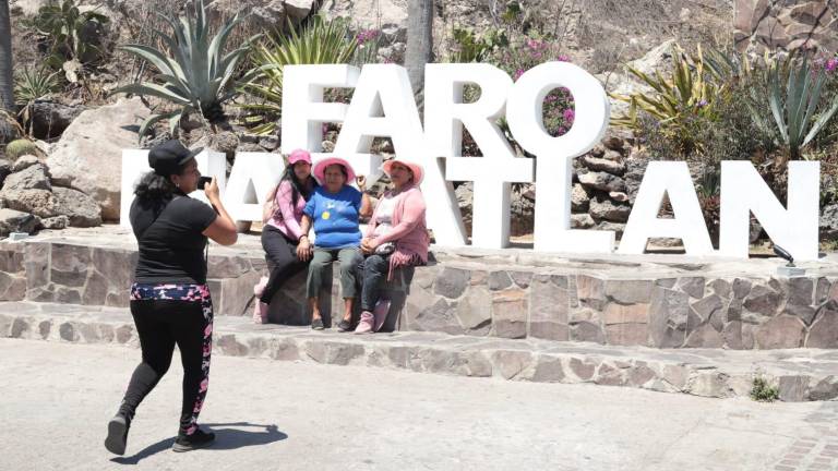 La afluencia al Faro de Mazatlán bajó este domingo respecto a viernes y sábado.