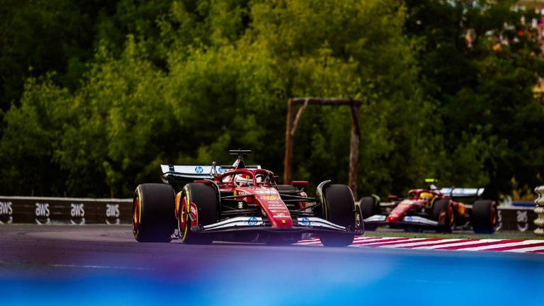 Leclerc sorprende y se lleva la pole en Hungría tras batir a los McLaren por milésimas.