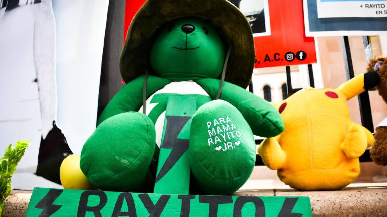 Con peluches, recuerdos y objetos personales, Reyna mantiene viva la memoria de su hijo “Rayito”, desaparecido y asesinado en 2017.