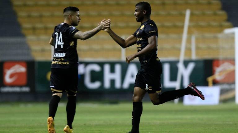 José Zúñiga (der.) es felicitado por su gol.
