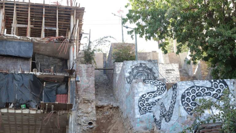 Las escaleras del “Mirador del Alba” colapsaron tras las lluvias recientes, dejando inconcluso un mural comunitario y desconectando al Cerro de la Nevería del Centro Histórico.