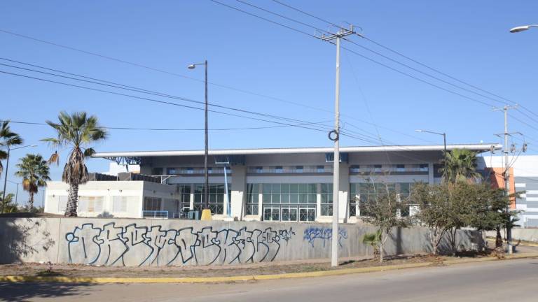 El Centro de Usos Múltiples luce deteriorado.