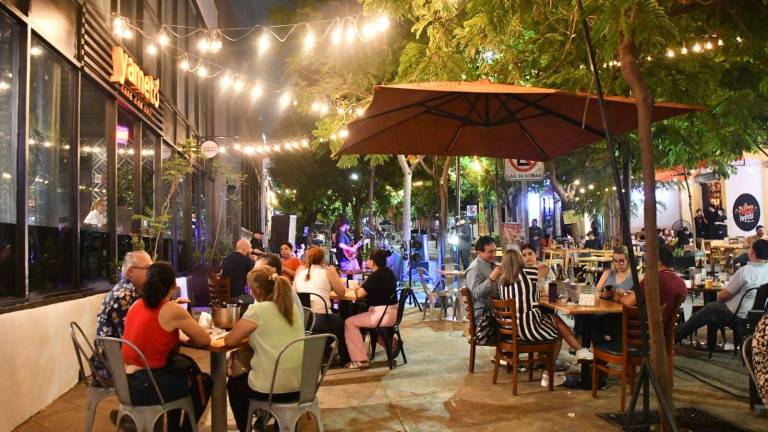 Autoridades aseguran que hay presencia ciudadana en calles y espacios públicos de Culiacán durante la noche, como parte de la reactivación social.