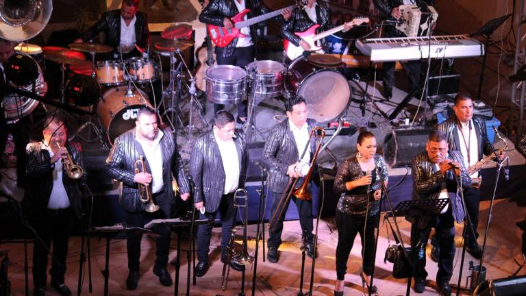 La Banda Orquesta Sangre Azul puso a bailar a más de uno en la velada que tuvo lugar al interior del Edificio Central donde ofrecieron el espectáculo Fiesta en Culiacán.