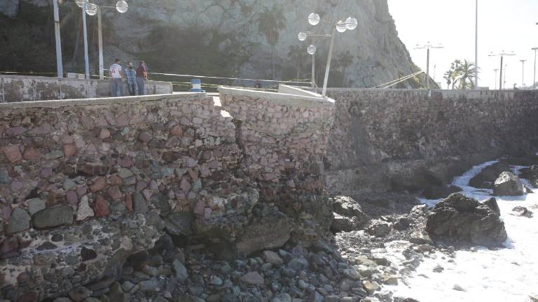 Así luce el tramo dañado por el oleaje de la glorieta Sánchez Taboada.