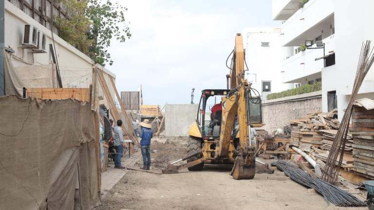 En la zona de la avenida Camarón Sábalo, en Mazatlán, inician los trabajos para el cárcamo pluvial.